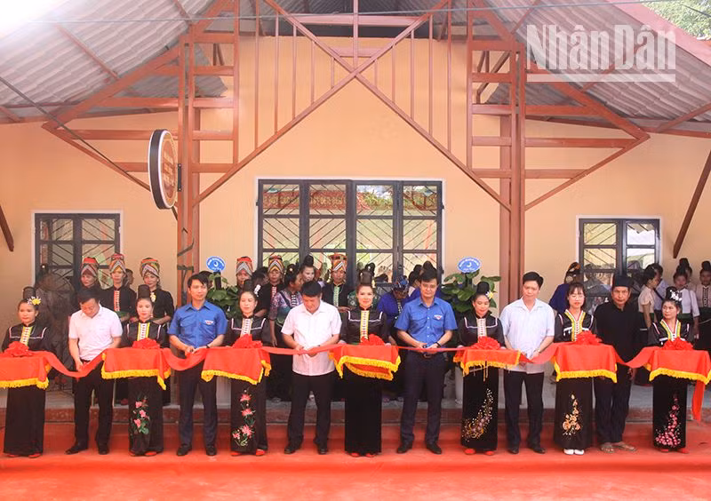 Cắt băng khánh thành Nhà văn hóa cộng đồng cho đồng bào dân tộc La Ha tại bản Hiên, xã Liệp Tè, huyện Thuận Châu. (Ảnh: Quốc Tuấn)