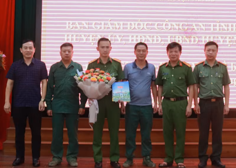 Ban Giám đốc, Huyện ủy Vân Hồ khen thưởng Ban Chuyên án và các lực lượng tham gia bắt giữ thành công đối tượng truy nã đặc biệt nguy hiểm Giàng A Đua. (Ảnh: Công an Sơn La)