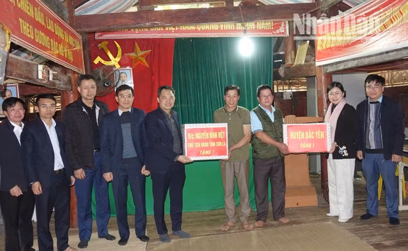 Đoàn công tác Ủy ban nhân dân tỉnh Sơn La và huyện Bắc Yên tặng quà nhân dân bản Ngậm, xã Song Pe.