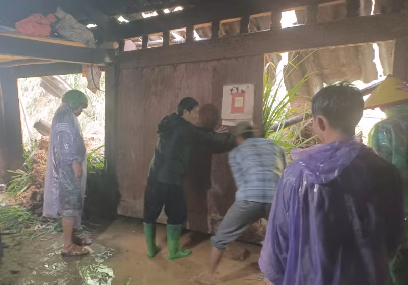 Các lực lượng của xã Háng Đồng, huyện Bắc Yên hỗ trợ các hộ bị ảnh hưởng bởi bão số 3 di chuyển người và tài sản đến nơi an toàn. Các lực lượng của xã Háng Đồng, huyện Bắc Yên hỗ trợ các hộ bị ảnh hưởng bởi bão số 3 di chuyển người và tài sản đến nơi an toàn.