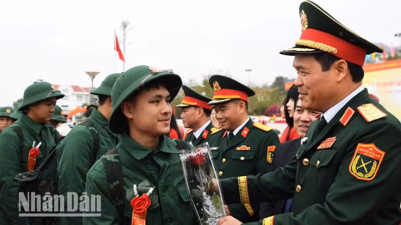 Thượng tướng Vũ Hải Sản, Thứ trưởng Quốc phòng tặng hoa và quà cho các tân binh tại thị xã Mộc Châu.