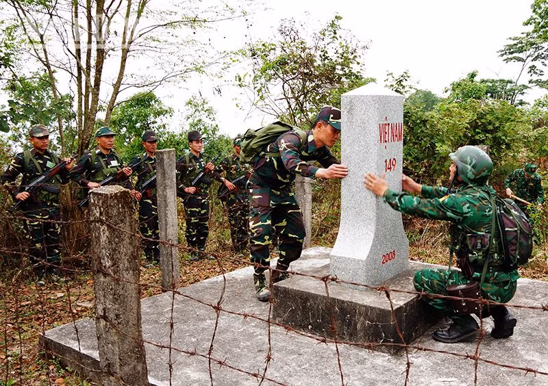 Lực lượng Biên phòng tỉnh Sơn La phối hợp với lực lượng Biên phòng tỉnh Louangphabang, nước bạn Lào kiểm tra cột mốc 149 trên biên giới.