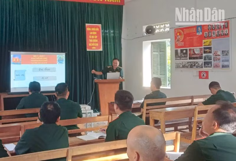 Đồn Biên phòng Mường Cai, huyện Sông Mã giảng dạy tiếng Lào cho cán bộ, chiến sĩ trong đơn vị.