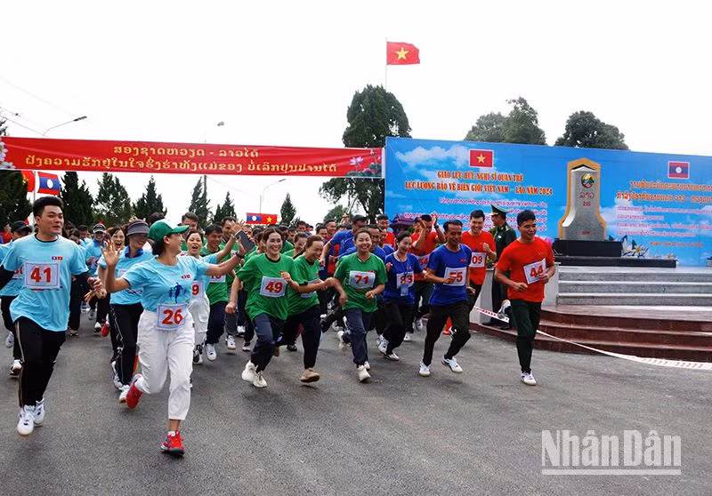 Sĩ quan trẻ và đoàn thanh niên hai bên biên giới tham gia chạy việt dã xuyên biên giới trong chuỗi các hoạt động giao lưu sĩ quan trẻ lực lượng bảo vệ biên giới Việt Nam-Lào lần thứ 2, năm 2024.