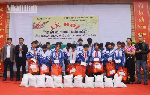 Trao quà Tết của đồng chí Lê Quốc Minh cho học sinh mồ côi, có hoàn cảnh đặc biệt khó khăn.