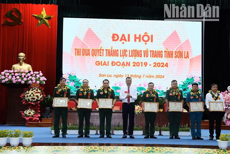 Lãnh đạo Ủy ban nhân dân tỉnh Sơn La tặng Bằng khen cho các tập thể.
