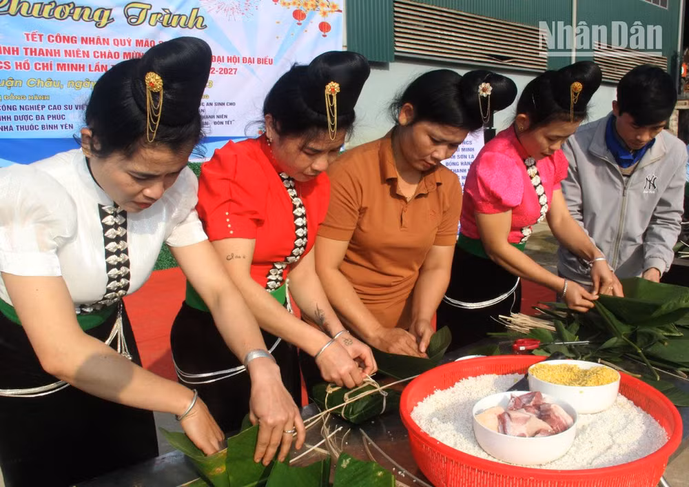 Chương trình tổ chức thi gói bánh chưng cho các công nhân.