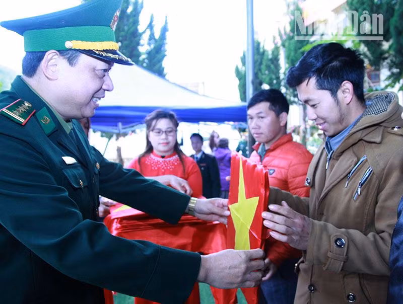 Lãnh đạo Bộ Chỉ huy Bộ đội Biên phòng tỉnh Sơn La tặng Cờ Tổ quốc, cờ Đảng cho 9 bản xã Chiềng Khừa.