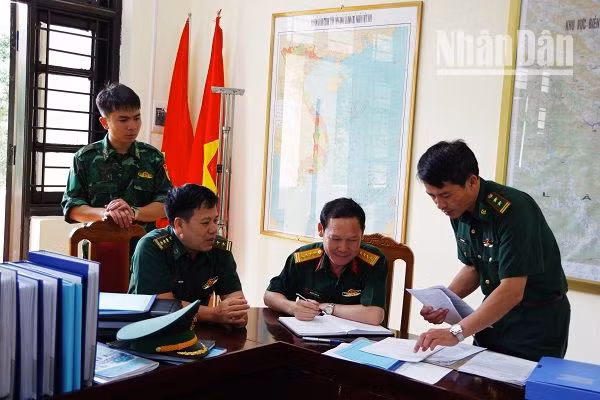 Đoàn công tác kiểm tra hồ sơ, sổ ghi chép của Đồn biên phòng Cửa khẩu Lóng Sập.