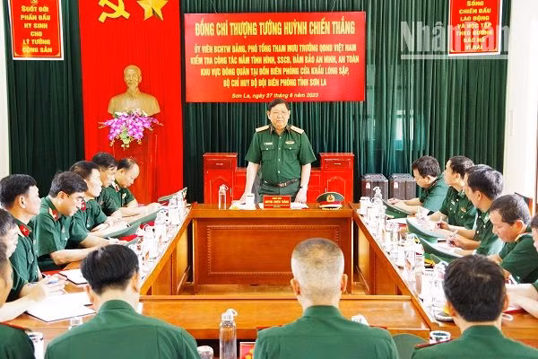 Đồng chí Phó Tổng tham mưu trưởng Quân đội nhân dân Việt Nam kết luận buổi kiểm tra.