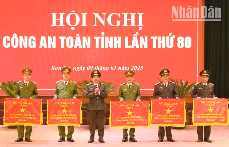 Đại tá Đặng Trọng Cường, Ủy viên Ban Thường vụ Tỉnh ủy, Giám đốc Công an tỉnh Sơn La chuyển trao Cờ thi đua của Bộ Công an cho các tập thể có thành tích xuất sắc.