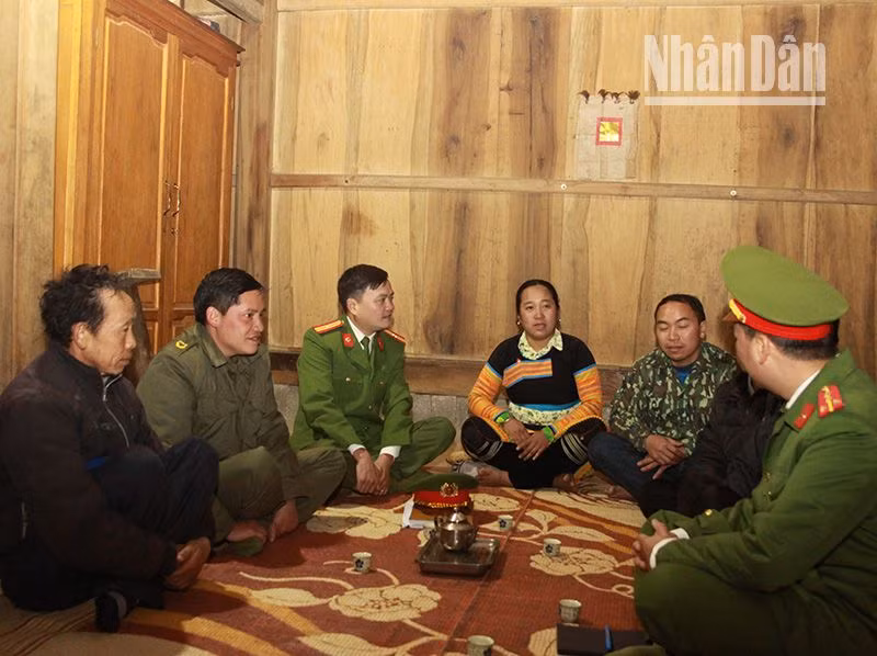 Một buổi tuyên truyền của công an xã Làng Chếu về công tác phòng, chống ma túy trong đồng bào dân tộc H'Mông tại các bản.