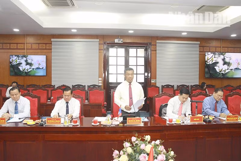 Phát biểu tại buổi làm việc, Thượng tướng Suvon Luongbunmi, Phó Chủ tịch Quốc hội nước Cộng hòa Dân chủ Nhân dân Lào đã bày tỏ sự vui mừng trước sự phát triển của mối quan hệ đặc biệt Lào-Việt Nam và tỉnh Sơn La với các tỉnh Bắc Lào. Phát biểu tại buổi làm việc, Thượng tướng Suvon Luongbunmi, Phó Chủ tịch Quốc hội nước Cộng hòa Dân chủ Nhân dân Lào đã bày tỏ sự vui mừng trước sự phát triển của mối quan hệ đặc biệt Lào-Việt Nam và tỉnh Sơn La với các tỉnh Bắc Lào.