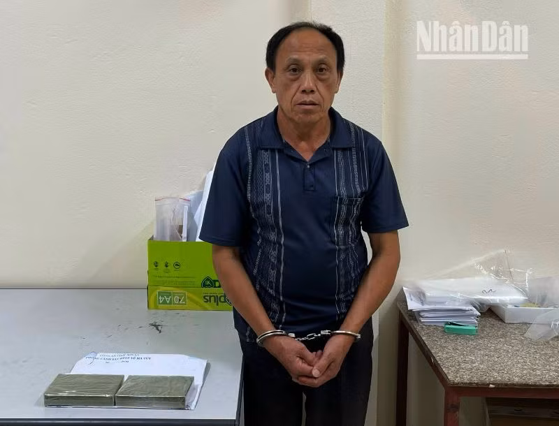 Đối tượng Mùa A Sáu cùng tang vật tại cơ quan công an.