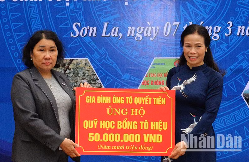 Đồng chí Tráng Thị Xuân, Phó Chủ tịch Thường trực Ủy ban nhân dân tỉnh Sơn La chuyển trao 50 triệu đồng tiền ủng hộ của thân nhân Liệt sĩ Tô Hiệu cho Hội Khuyến học tỉnh Sơn La.