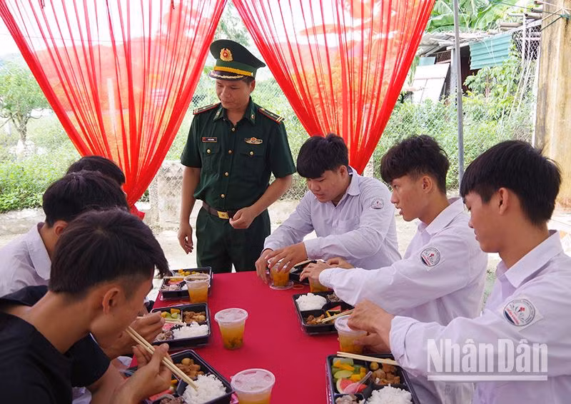 Các thí sinh tại những điểm thi khu vực biên giới được hỗ trợ bữa ăn trưa. Các thí sinh tại những điểm thi khu vực biên giới được hỗ trợ bữa ăn trưa.