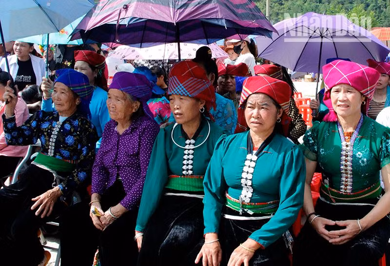 Đông đảo người dân trong và ngoài huyện đã đến tham dự Lễ hội mừng cơm mới tại xã Ngọc Chiến, huyện Mường La.