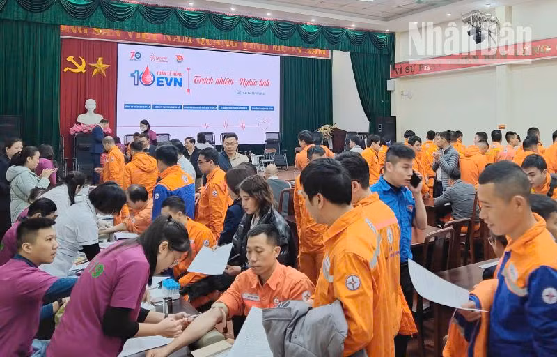 Lãnh đạo, cán bộ, công nhân viên các đơn vị tham gia hiến máu tình nguyện tại Tuần lễ hồng EVN tại Sơn La. Lãnh đạo, cán bộ, công nhân viên các đơn vị tham gia hiến máu tình nguyện tại Tuần lễ hồng EVN tại Sơn La.