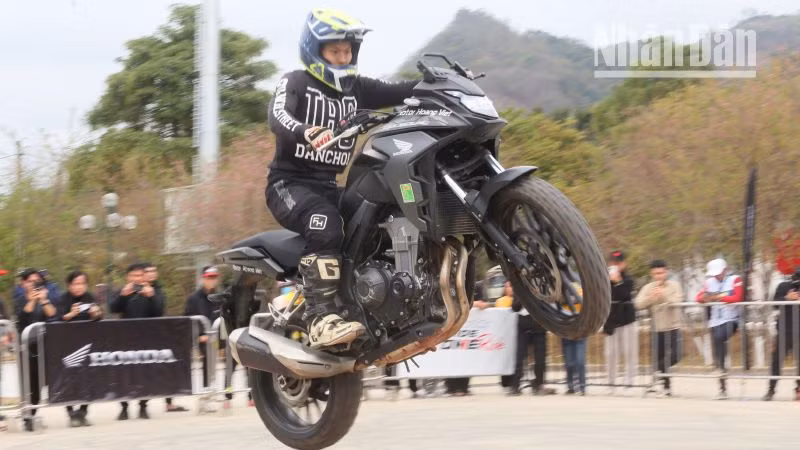 Tại sự kiện, các biker đã thể hiện kỹ thuật lái xe mô-tô với những màn trình diễn sôi động.