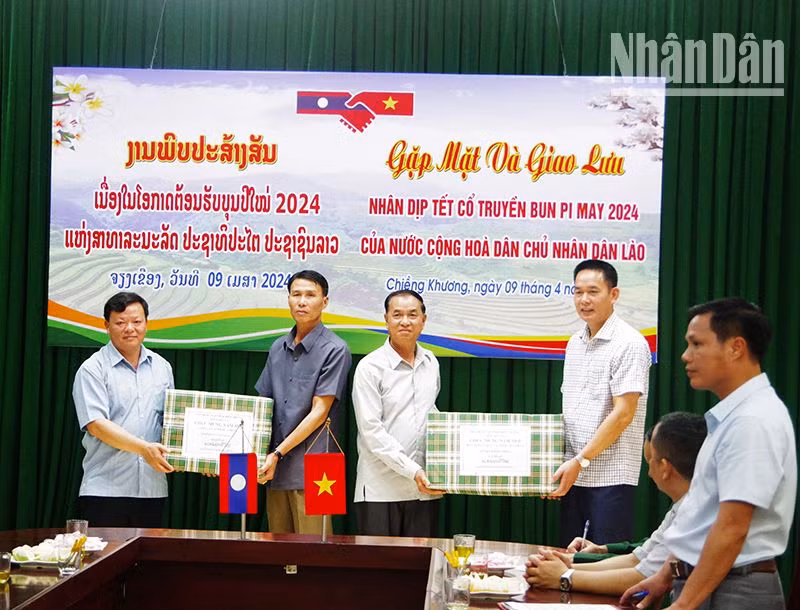 Lãnh đạo Bộ Chỉ huy Bộ đội Biên phòng tỉnh Sơn La (Việt Nam) tặng quà và chúc Tết Bộ Chỉ huy Quân sự và Công an tỉnh Houaphan, nước bạn Lào nhân dịp đón Tết cổ truyền Bunpimay. 