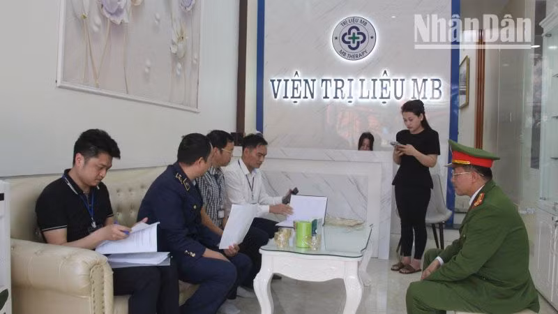 Cơ sở số 99G đường Tô Hiệu "Viện trị liệu MB", thành phố Sơn La không có giấy phép hoạt động đã được yêu cầu đóng cửa, gỡ biển và xử phạt 7,5 triệu đồng. (Ảnh: LAM GIANG)