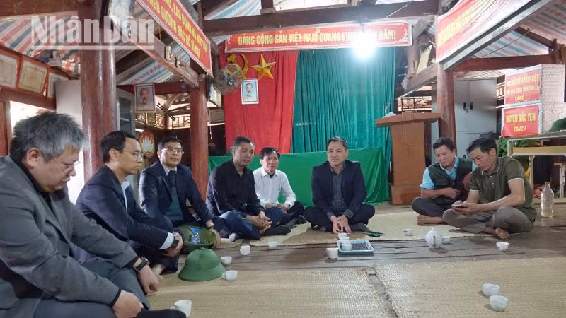 Đồng chí Nguyễn Đình Việt, Chủ tịch Ủy ban nhân dân tỉnh Sơn La cùng đoàn công tác gặp gỡ, trao đổi với người dân bản Ngậm, xã Song Pe.