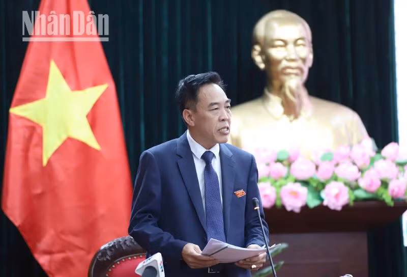 Lãnh đạo Sở Nông nghiệp và Phát triển Nông thôn tỉnh Sơn La trả lời chất vấn tại kỳ họp thứ 10, khóa XV, nhiệm kỳ 2021-2026.