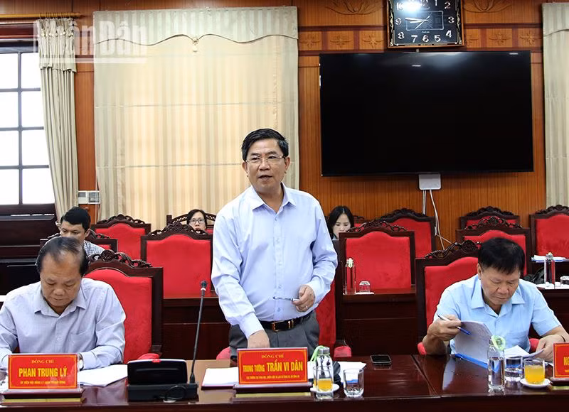 Thành viên Tiểu ban, Tổ Biên tập của đoàn công tác Tiểu ban Văn kiện Đại hội XIV của Đảng phát biểu tại buổi làm việc với tỉnh Sơn La.