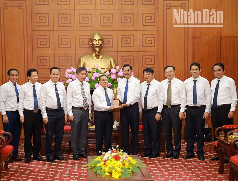 Lãnh đạo tỉnh Sơn La tặng đồng chí Đại sứ đặc mệnh toàn quyền nước bạn Lào tại Việt Nam bức tượng Chủ tịch Hồ Chí Minh. Lãnh đạo tỉnh Sơn La tặng đồng chí Đại sứ đặc mệnh toàn quyền nước bạn Lào tại Việt Nam bức tượng Chủ tịch Hồ Chí Minh.