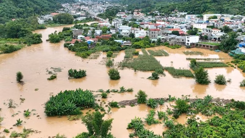 Mưa lớn kéo dài đã gây ngập úng khu vực thị trấn Hát Lót. Huyện Mai Sơn đã phải di dời nhiều hộ dân tại các xã, thị trấn.