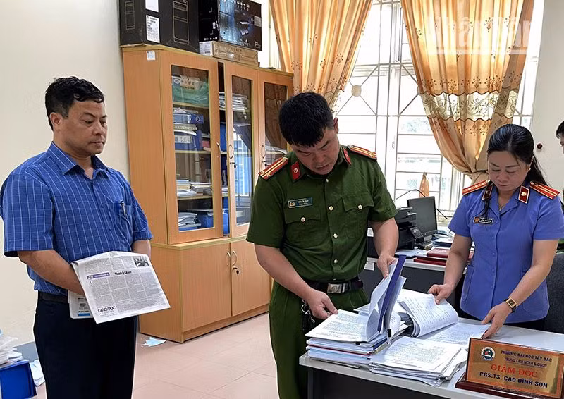 Các lực lượng chức năng tiến hành khám xét phòng làm việc của bị can Cao Đình Sơn. Các lực lượng chức năng tiến hành khám xét phòng làm việc của bị can Cao Đình Sơn.
