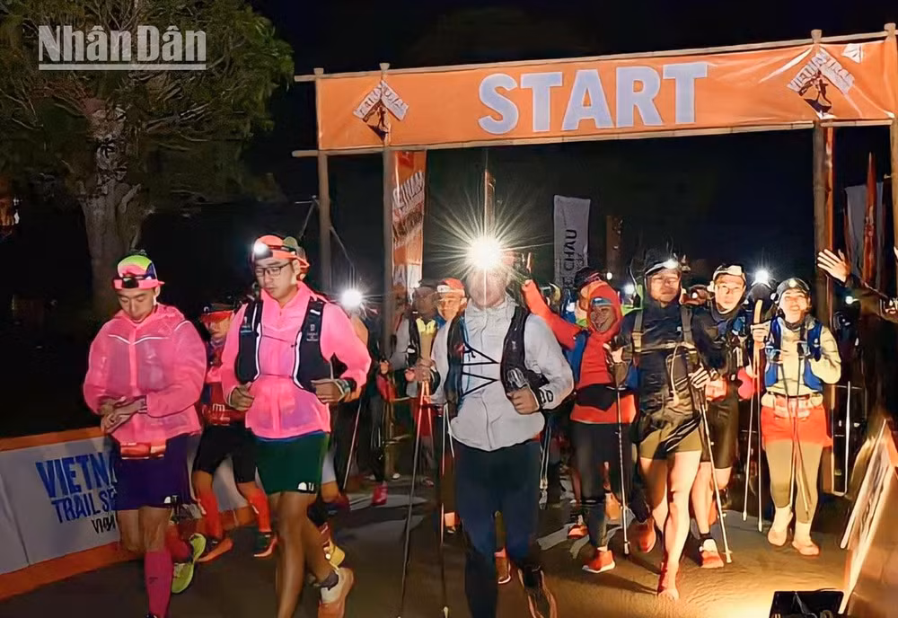 Các vận động viên tham gia cự ly 70 km xuất phát từ 4 giờ sáng. Các vận động viên tham gia cự ly 70 km xuất phát từ 4 giờ sáng.