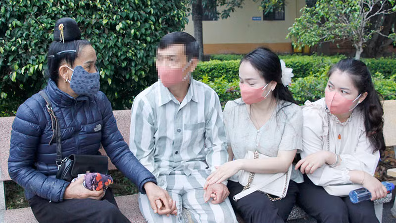 Ngay từ sáng sớm, gia đình và người thân của các phạm nhân được đặc xá đã có mặt để chứng kiến khoảnh khắc xúc động này.