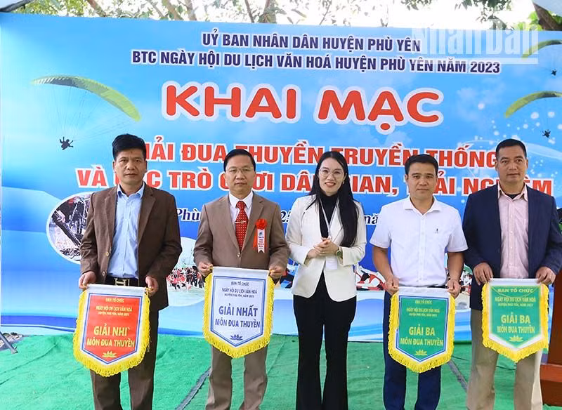 Ban tổ chức trao giải cho các đội thi nội dung đua thuyền trên hồ suối Chiếu.