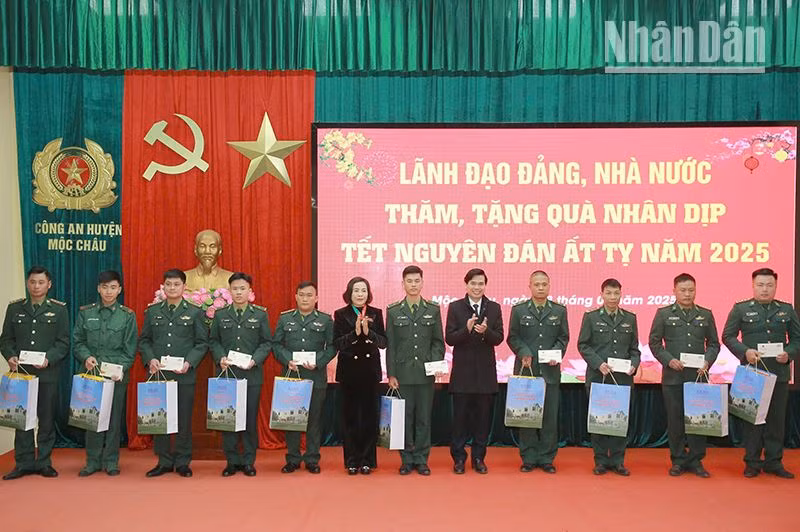 Phó Chủ tịch Quốc hội Nguyễn Thị Thanh tặng quà cán bộ, chiến sĩ Đồn Biên phòng Chiềng Sơn, Bộ đội Biên phòng tỉnh Sơn La.