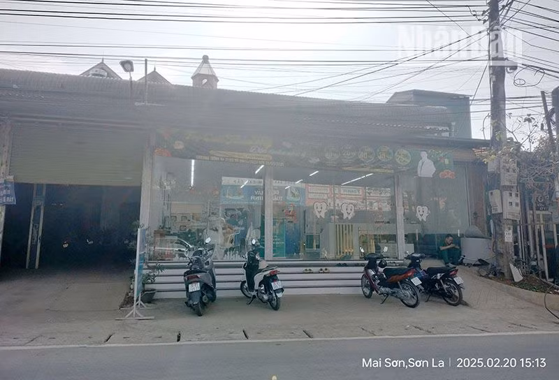 Một phòng khám nha khoa thẩm mỹ được đầu tư rất nhiều trang thiết bị nhưng không có giấy phép cũng hoạt động từ rất lâu tại tiểu khu 2, xã Cò Nòi, huyện Mai Sơn. Một phòng khám nha khoa thẩm mỹ được đầu tư rất nhiều trang thiết bị nhưng không có giấy phép cũng hoạt động từ rất lâu tại tiểu khu 2, xã Cò Nòi, huyện Mai Sơn.