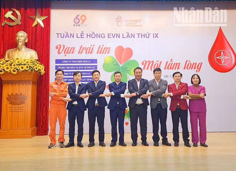 Đại diện 5 đơn vị ngành điện tại Sơn La và các đơn vị thể hiện quyết tâm tại tuần lễ hồng EVN lần thứ 9.