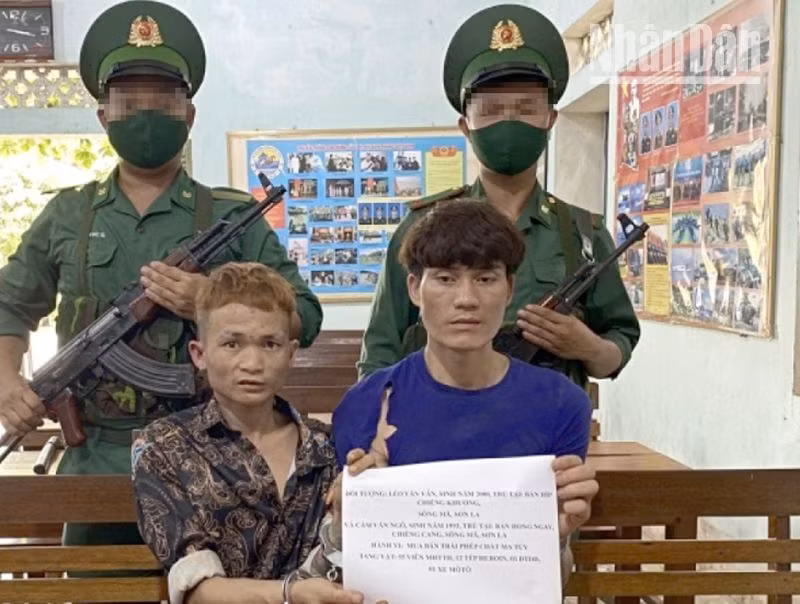 Hai đối tượng Cầm Văn Ngô và Lèo Văn Vân bị bắt giữ tại bản Híp, xã Chiềng Khương, huyện Sông Mã khi đang vận chuyển trái phép chất ma túy.