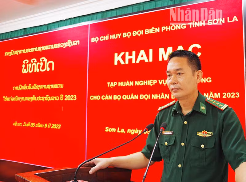 Đồng chí Đại tá Nguyễn Đình Huân, Chỉ huy trưởng Bộ đội Biên phòng tỉnh Sơn La phát biểu tại buổi khai mạc.
