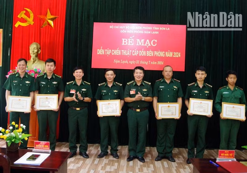 Bộ Chỉ huy Bộ đội Biên phòng tỉnh Sơn La tặng giấy khen cho các tập thể và cá nhân hoàn thành xuất sắc tại cuộc diễn tập. Bộ Chỉ huy Bộ đội Biên phòng tỉnh Sơn La tặng giấy khen cho các tập thể và cá nhân hoàn thành xuất sắc tại cuộc diễn tập.