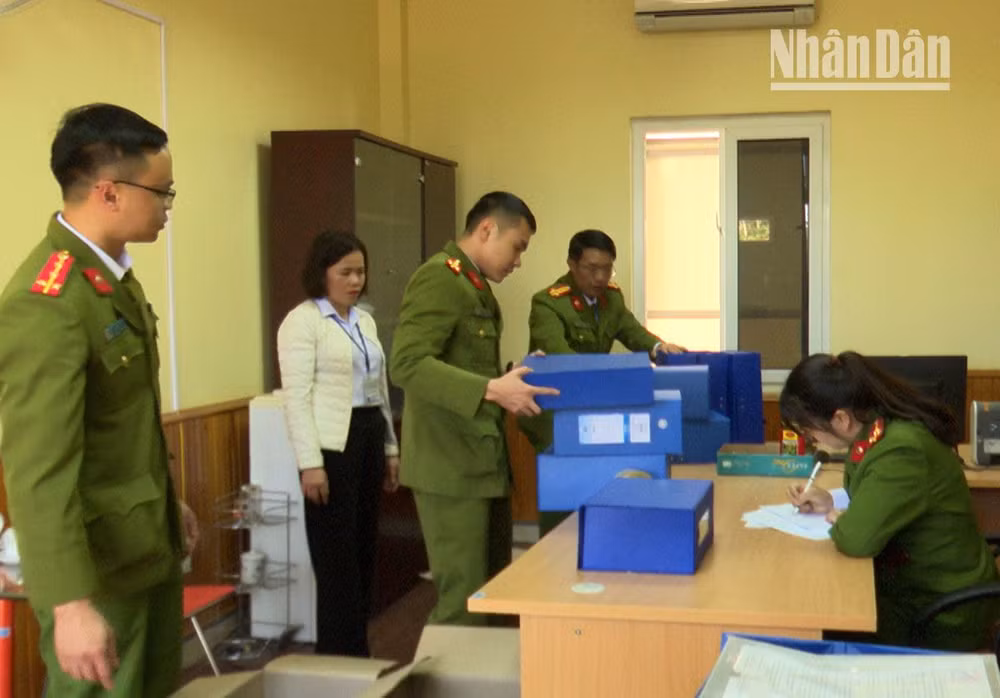 Cơ quan chức năng khám xét, thu giữ nhiều tài liệu trong vụ án.