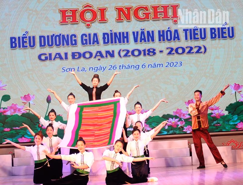 Văn nghệ chào mừng hội nghị biểu dương gia đình văn hóa tiêu biểu tỉnh Sơn La, giai đoạn 2018-2022. Văn nghệ chào mừng hội nghị biểu dương gia đình văn hóa tiêu biểu tỉnh Sơn La, giai đoạn 2018-2022.