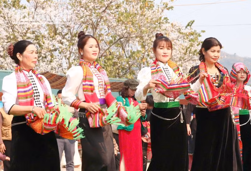 Những cô gái Thái trong trang phục truyền thống tham gia các nghi lễ tại Lễ hội Hết Chá. Những cô gái Thái trong trang phục truyền thống tham gia các nghi lễ tại Lễ hội Hết Chá.
