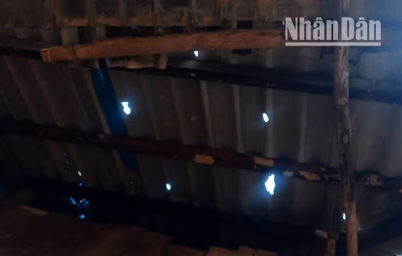 Mưa đá xảy ra chiều ngày 25/3 đã làm nhiều nhà ở của các hộ dân ở xã Mường É bị thủng mái. (Ảnh: THANH HƯỜNG)