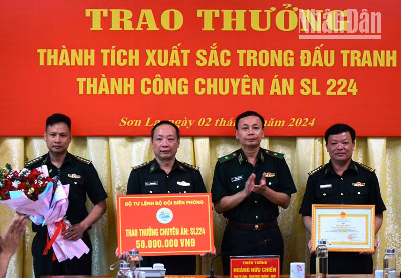 Thiếu tướng Hoàng Hữu Chiến, Phó Tư lệnh Bộ Tư lệnh kiêm Tham mưu trưởng Bộ đội Biên phòng trao thưởng cho lực lượng có thành tích phá thành công Chuyên án SL224.