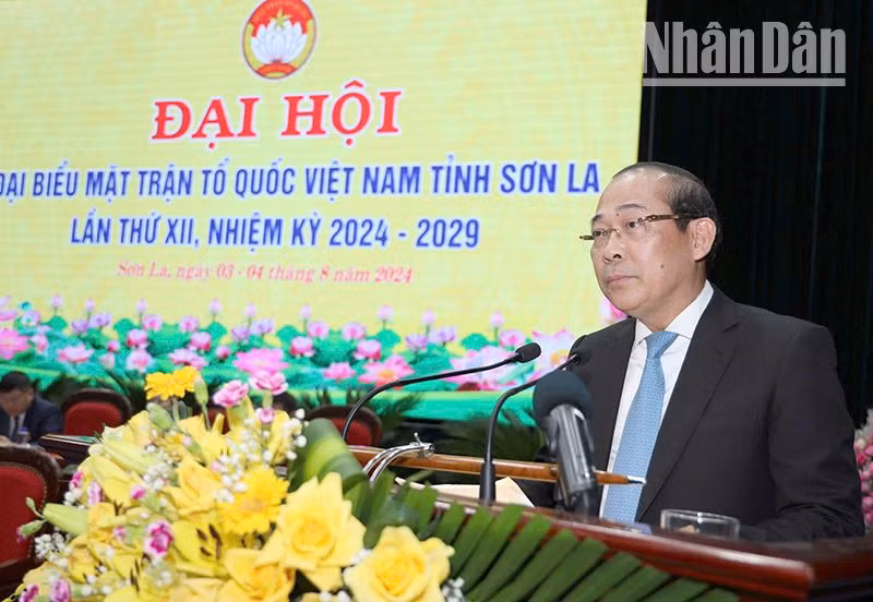 Đồng chí Hoàng Công Thủy, Phó Chủ tịch Ủy ban Trung ương Mặt trận Tổ quốc Việt Nam phát biểu chúc mừng Đại hội.