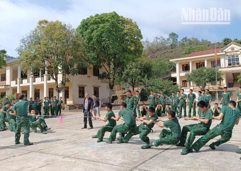 Tổ chức thi kéo co giữa các trung đội. Tổ chức thi kéo co giữa các trung đội.