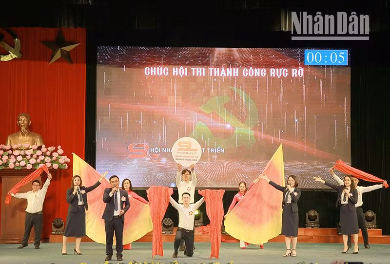 Phần thi chào hỏi của đội thi đến từ Báo Sơn La.
