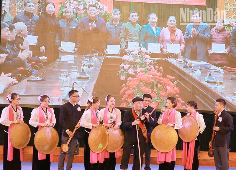 Phần thi của các thí sinh đến từ đội thi huyện Quỳnh Nhai.