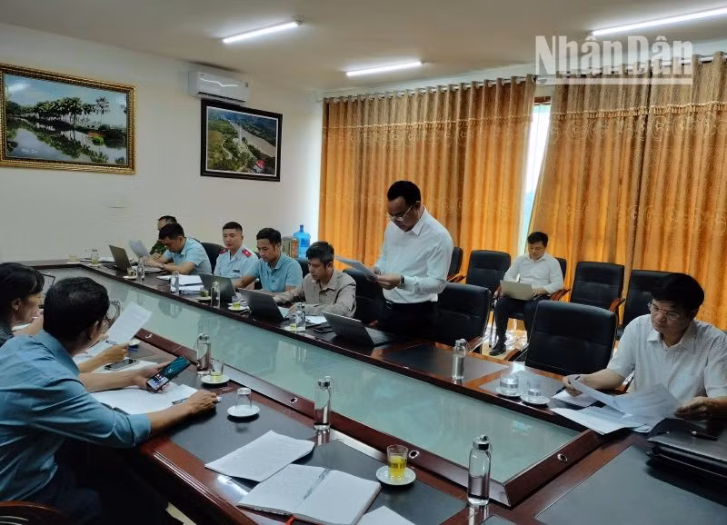 Đoàn kiểm tra, xác minh của huyện Mộc Châu làm việc với phóng viên Báo Nhân Dân.